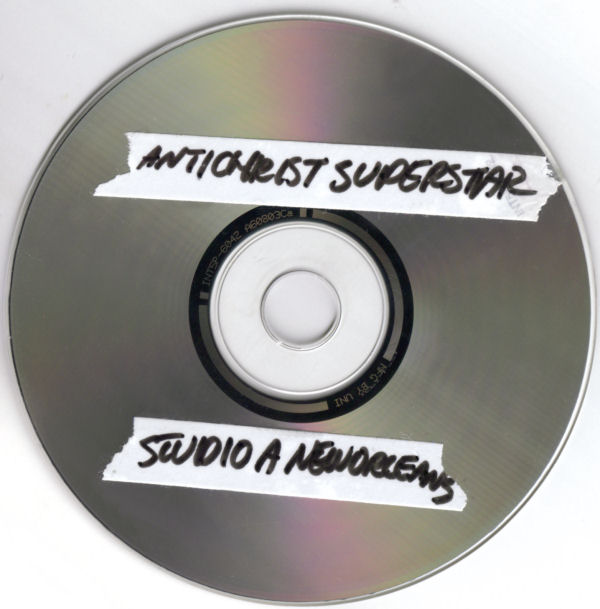 Capa de Antichrist Superstar