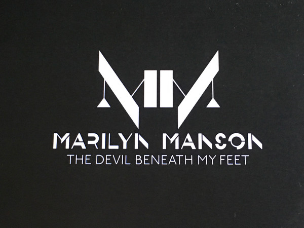 Capa de The Devil Beneath My Feet